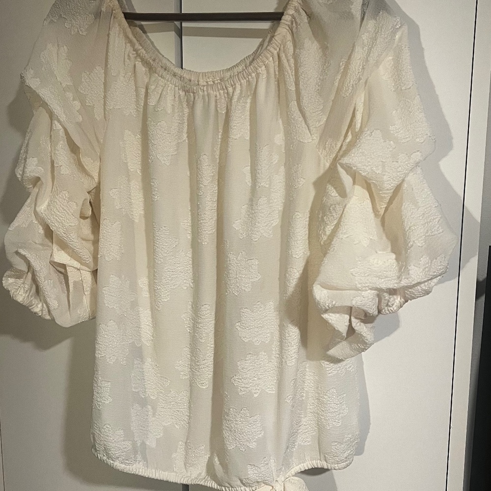Large Cream Ruffle Sleeve Floral Vince Camuto top